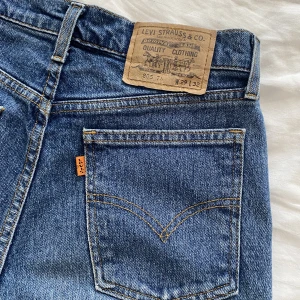 Levis jeans  - Levis jeans i den gamla modellen. De är min mammas och därför avklippta och inte passar mig. Jätte fina. Passar mig perfekt i midjan när jag vanligtvis har 34/36. Pris går att diskuteras. Köparen står för frakten💗
