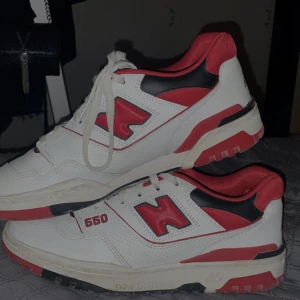New balance 550 - Säljer min brorsas New Balance 550 i strl 43 dom är väldigt nya och fräscha kom med valfritt pris