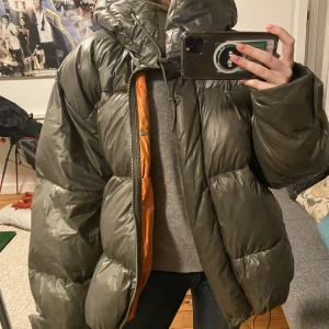 Hm jacka - Säljer min super snygga jacka som jag köpte förra året på hm. Den är storlek XL vilket gör att den sitter oversized vilket jag tycker är super snyggt