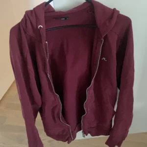 J.Lindberg hoodie - Skönt J.Lindberg hoodie i riktigt snygg färg Inga deffekter Storlek S men passar även M