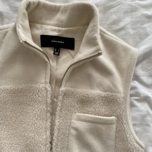 Fluff väst  - En lång fluff väst från vero Moda. Använd fåtal gånger och därför inga defekter. Jätte fin men inte min stil. Beige och i storlek s. Köparen står för frakten💗