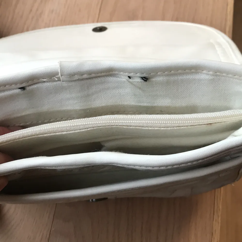 Jättefin vintage väska från Carnaby. Vit läder med trändig ”shell” effekt i olika färger Skriv vid frågor/prut.. Väskor.