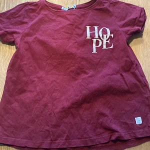 Säljer denna vinröda tröjan i storleken 140 - Säljer denna vinröda tröjan i storleken 140.