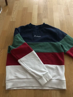 River island tröja - Säljer min river island tröja. Litet hål på framsidan därav priset. Annars snygg tröja!  Köpare står för frakt. Sitter bra på M-L
