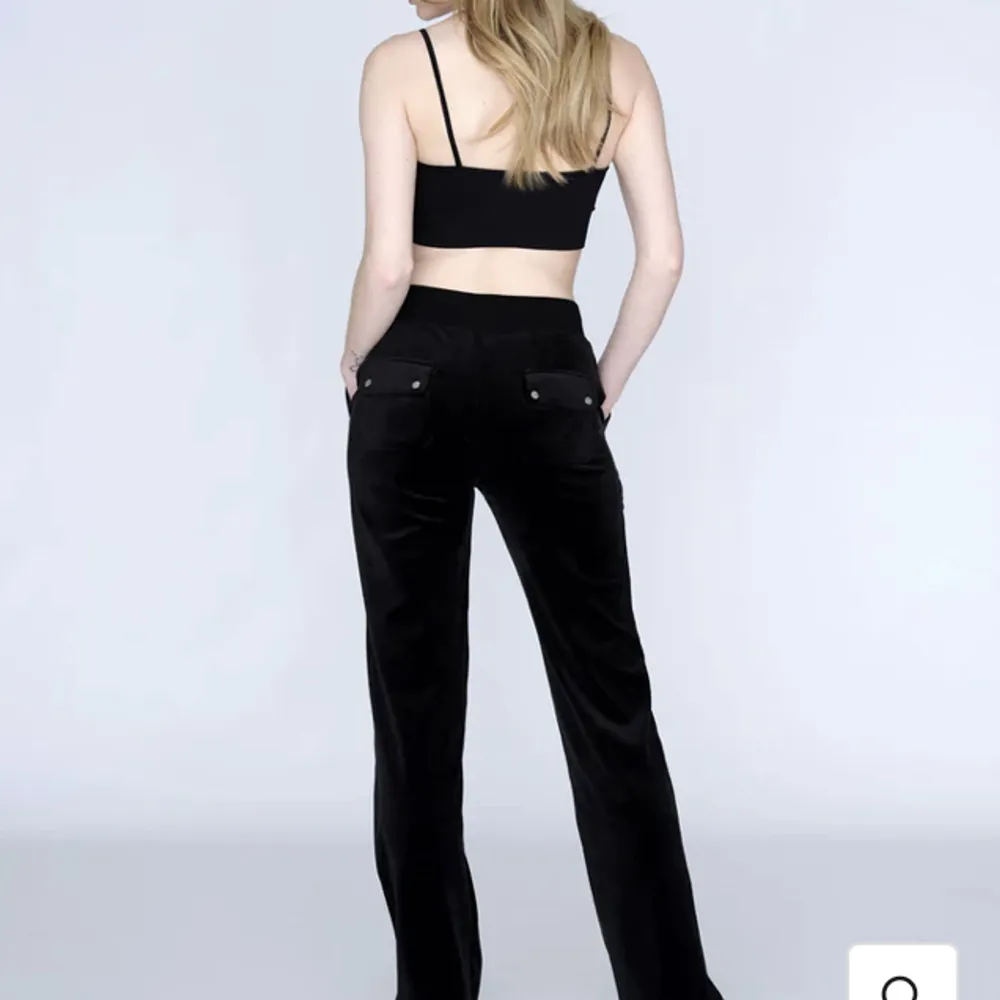 Säljer nu mina svarta Juicy Couture byxor i storlek Xs eftersom att de inte kommer till någon stor användning. Köparen står för frakten💗 skriv för intresse. Jeans & Byxor.