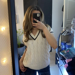 Stickad väst - En stickad väst som tyvärr inte längre kmr till användning o bara tar plats i garderoben, max använd 5ggr. 💕🫶🏼