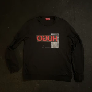 Hugo Boss Crewneck - Hugo Boss Crewneck size XL passar L. General wear, inga flaws