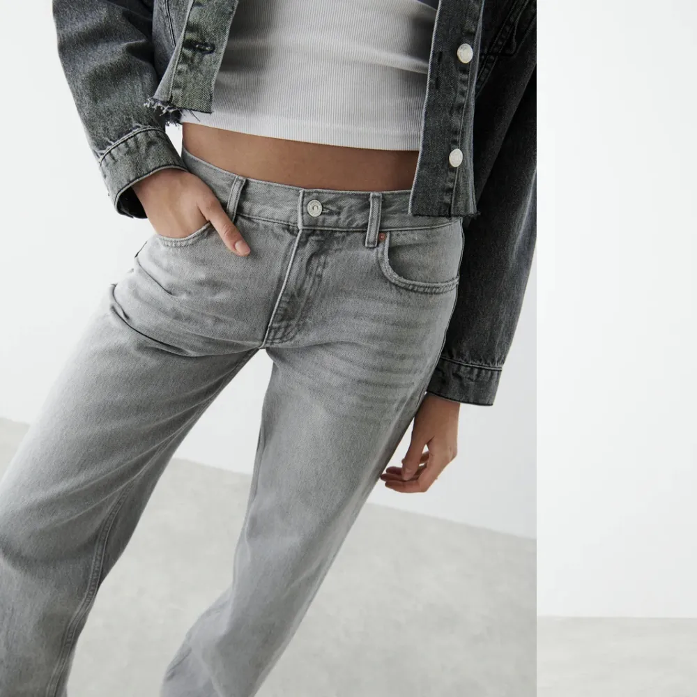 säljer dessa ljusgrås jeans då de aldrig kommer till använd. använda ca3 gånger så helt som nya . Jeans & Byxor.