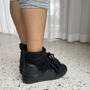 Svarta Inuikii - Svarta inuikii i bra skick passar till de i storlek 38/39. Har ej kommit till andvändning ofta så därför säljer vi dessa.