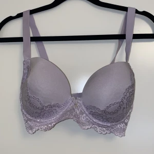 Ljuslila spets bh - Ljuslila spets bh från Cubus med lätt push up och bygel. Knappt använd och väldigt bra skick. Storlek 65E men funkar för någon med 70D också.