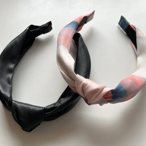 Fina diadem med knutar😍 - Den färgglada är i jättebra skick och säljs för runt 30 - 40 kr och den svarta har lite slitningar längst ner så den säljs för 20 Ni kan också köpa båda för 55