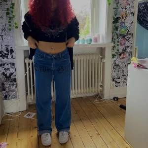 bundle!! - säljer hela denna outfiten (jeans 200kr, topp 125k och svart kofta 150kr!!) alla i storlek XS, skriv privat vilka av plaggen du vill köpa! frakt tillkommer. Om du köper allt kan du få det för 425kr (50kr billigare!!)