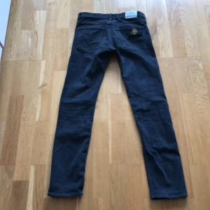 Stone island byxor - Storlek: 164 Märke: stone island junior Väldigt bra skick, använda 2-3 gånger. Köpt för 1999 kr