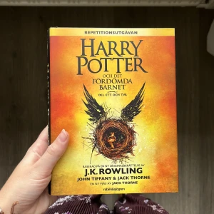 Harry Potter cursed child  - Säljer min cursed child bok i hardcover med gulddetaljer, läst en gång så i toppen skick!