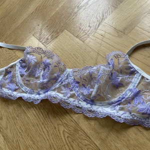 lace bh - jättesöt lace bh! jag har sytt in den på ena sidan (kan ta bort stygnen vid önskemål) passar 70C/65C. frakt tillkommer!