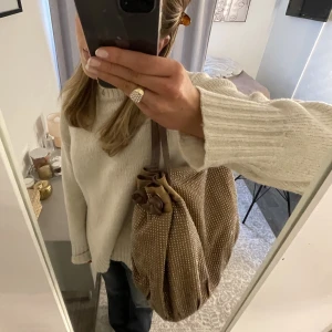 Intressekol  - Intressekoll på denna så coola väskan, man får plats med allt! Köparen står för frakt ❤️