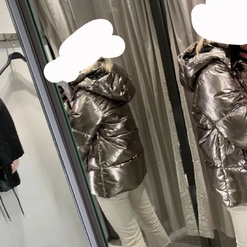 Säljer denna guld vinterjacka från zara i storlek S, men den sitter oversized så någ med M kan även ha den. Jag har normalt XS. Färger har låsnat runt ärmen och dragkedjan vid fickorna? Inget man tänker på förens man kollar nära.. Jackor.