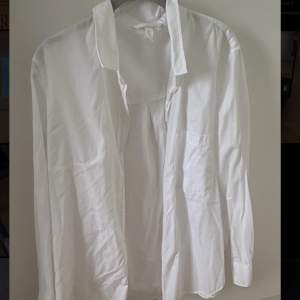 Vit skjorta  - Storlek L - Ordinarie från H&M  - Köparen betalar för frakt - Inga returer - Betalning via köp direkt 