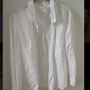 Vit skjorta  - Storlek L - Ordinarie från H&M  - Köparen betalar för frakt - Inga returer - Betalning via köp direkt 