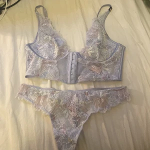 Oanvänt Underklädssett från victora’s secret - Helt oanvänt underklädssett från Victoria’s secret med lapparna kvar. Köpte det för 1600 kr. Köparen står för frakten 💕 bh:n kan köpas för sig också, då kostar den 600🥰