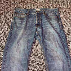 Tjena, säljer dessa blå jeans från Kappahls Herravdelning Det är i Storlek W36L32 Finns tecken på användning men det är inga hål eller stora slitage.  150kr + frakt och dem än dina🙌🏼