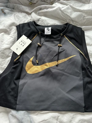 Nike tränings topp - Nike sport topp. Luftig och bra för träning 💗aldrig använt då den inte passar 💗