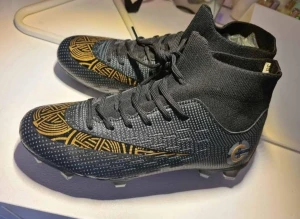 Fotbollsskor  - Helt nya och oanvända fotbollsskor. Storlek 37 passar både killar och tjejer.