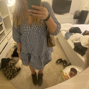 Zara klänning  - Säljer min jätte fina klänning från Zara då den är för liten vid min byst Populär klänningen som är skit fin på sommaren☀️ Storleken är xs men skulle säga att den definitivt skulle passa en S och till och med M, om man inte har sån stor byst🌸