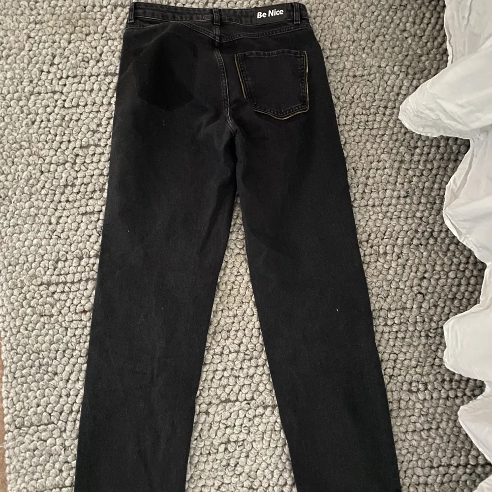 Svarta jeans från Ida Carlsson x Nakd. Detaljer baktill, se bild. Storlek 36. Använda fåtal gånger. 150kr. Jeans & Byxor.
