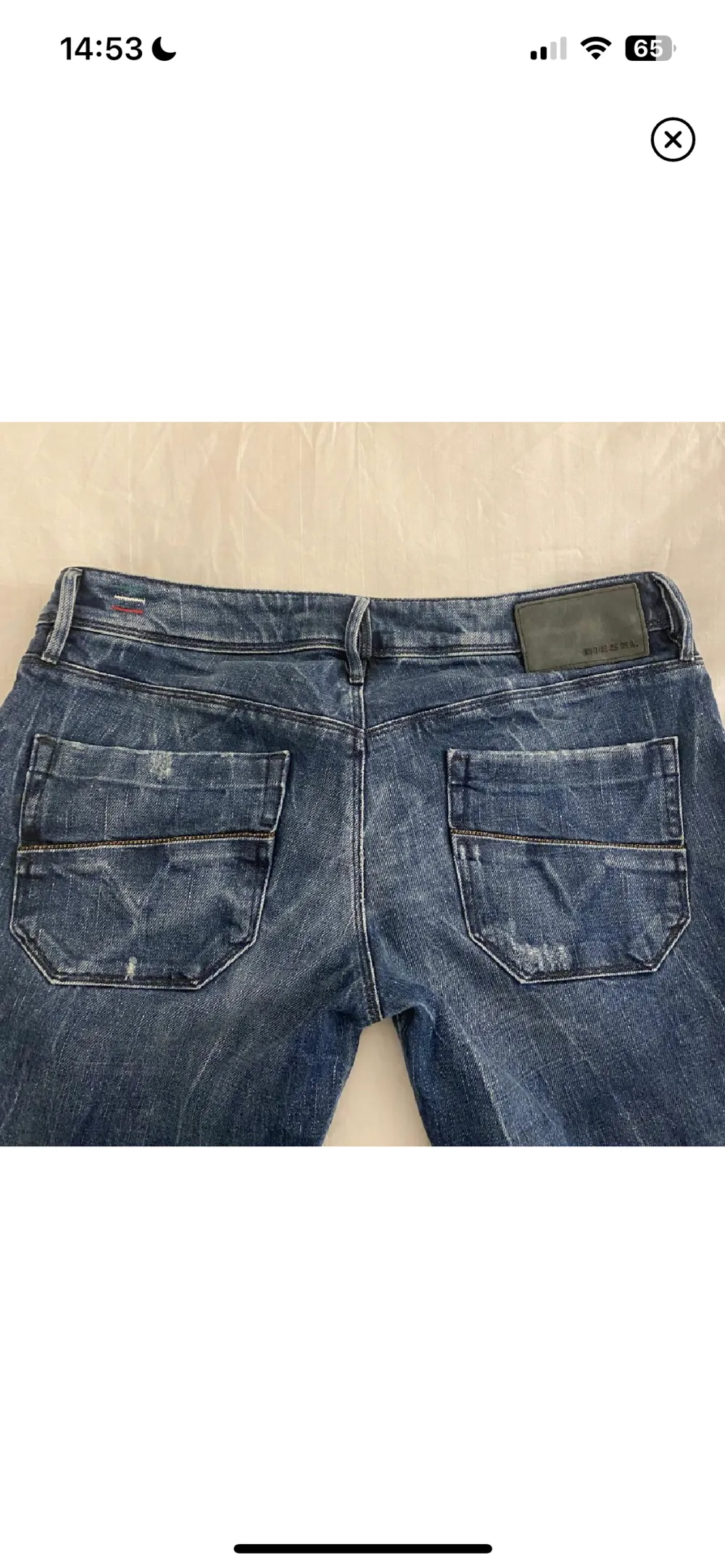 Säljer dessa supersnygga jeans köpta på plick, då de var för stora på mig! Köpta för 260 kr! Skriv för fler bilder💗 Pris kan alltid diskuteras Midjemått rätt över är 37 och benlängd 80❤️. Jeans & Byxor.
