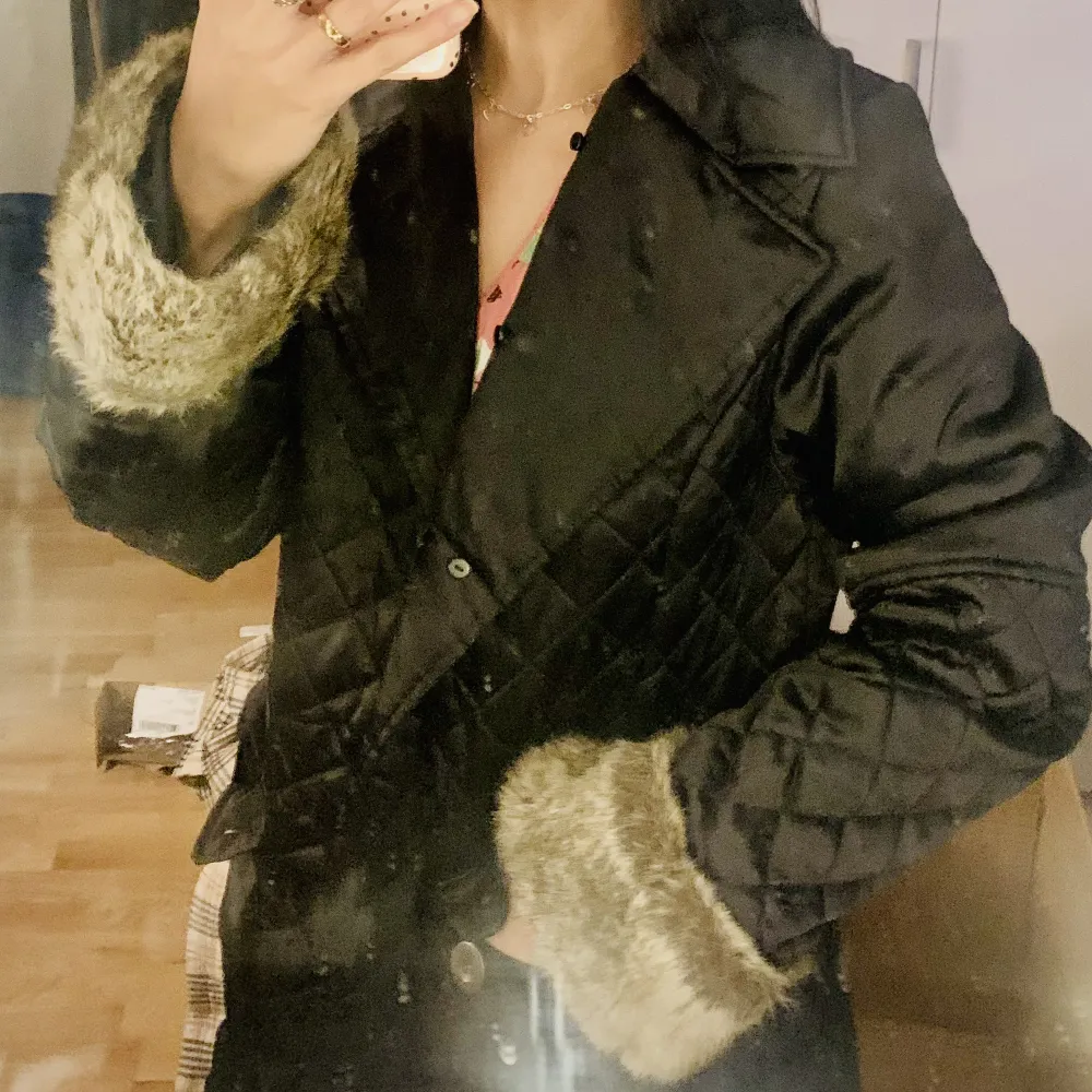 Vintage Zara black jacket size 38 with fake fur sleeves. In perfect conditions. 150kr Selling because I need. If you’re interested in more items I can give discount, so take a look at my marketplace ❤️ Can meet up in Malmö or delivery by shipping. . Jackor.