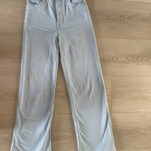 Jeans  - Skönt jeans material, ganska tunna om man jämför med ”vanliga” jeans. Highwaist, raka