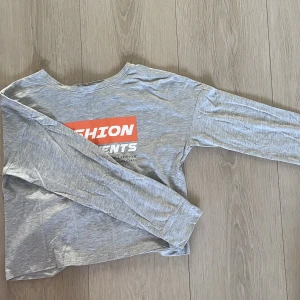 Långärmad tröja - En långärmad tröja från Ginatricot i strl xs. Tröjan slutar vid höfterna ungefär och är i vanligt t-shirt material. Säljer för den inte kom till användning, använd ett fåtal gånger.