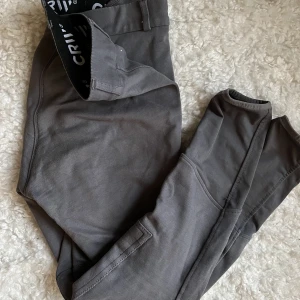 Ridbyxor  - Vanliga ridbyxor som man kan använda vid stallarbete. 100 kr styck, dem är i storlek 38. Ej mobilficka