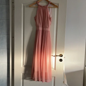 Klänning  - Beige/puderrosa knälång klänning. Knäpppng baktill med knapp.   OBS! Defekt vid midjan, som går att fixa. 