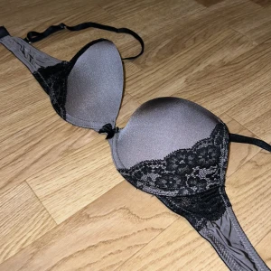 Bh 70B - En super fin bh från H&M i bra skick! Storleken är 70B, men tycker den passar A också. 🖤