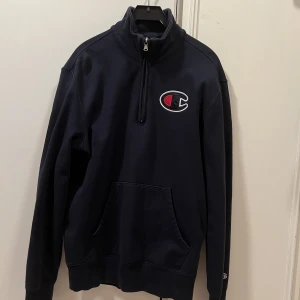 Campion half zip tröja - Tja säljer min half zip tröja från champion, tröjan är köpt från junkyard men tyvär blivit förliten för mig