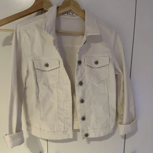 Vit jeans jacka - Ej använd och i bra skick