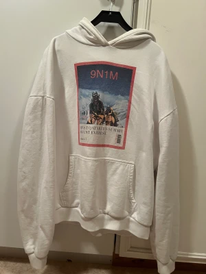 9N1M SENSE tröja - Hej säljer min vita 9N1M SENSE tröja som är köpt från zalando som jag tyvär växt ut, inga fläckar men trycket har försämrats när den tvättats