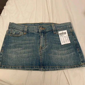 Brandy Melville Denim Mini Kjol - Det är en denim blå mini kjol, det är ganska nyköpt från brandy melville.