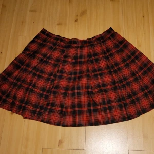 Rutig kjol!  - Säljer en rutig kjol som endast är testad!Storlek XL. Säljes för 80 kr + 54 kr i spårbar frakt ✨️ 