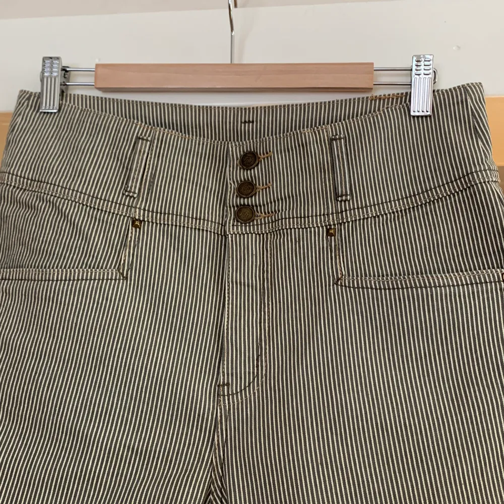 Strech jeans från Flash, st 42 Använd två gånger Längd 112cm. Jeans & Byxor.
