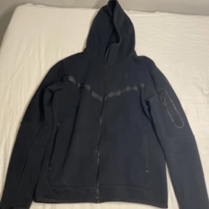 nike tech fleece - Nästan helt oanvänd nike tech fleece. Storlek s. Kan leverera och även mötas upp i malmö elr lund och där omkring.  Skriv för bättre bilder