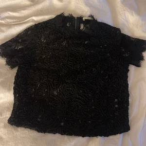 svart spetstopp  - söt och fin spetstopp ifrån zara!🖤 fint skick oxh perfekt till fest eller till vardags🖤säljes då den är för liten för mig