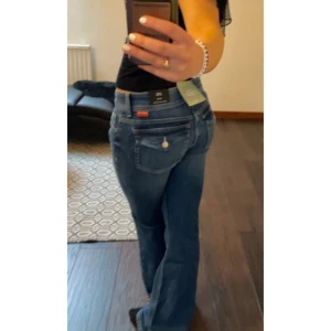 H&M low flare jeans  - LAPPARNA ÄR KVAR💓 säljer de slutsålda, lågmidjade hm byxorna. storlek 36. passade inte riktigt mig och tog aldrig tag i att lämna tillbaka de, därav är lapparna kvar. alltså helt nya!💞 bara att höra av sig för fler bilder eller frågor. DIREKTPRIS: 420kr