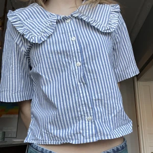 Blus - Söt blå- och vitrandig croppad blus🤍 100% bomull och inga defekter💫 Säljer på grund av att den inte längre används💛