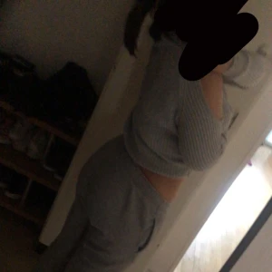 fin tröja  - Köpt från H&M för 350kr. säljer den pga ny stil och eftersom den har stora hål som ni ser på bilden. OBS! Det är hål som redan kommer med tröjan när man köper den. 