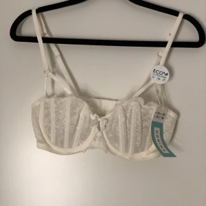 Oanvänd spets BH - Helt oanvänd spets BH med bygel och fina detaljer. Köptes för 299kr!
