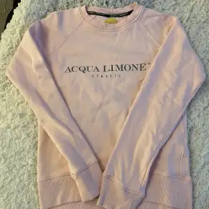 Rosa Acqua Limone tröja, använd få tal gånger så extremt fint skick, nypris 999kr, storlek xs men skulle säga att den passar s 