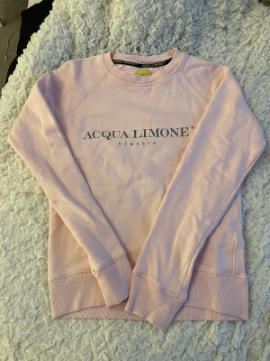 Acqua Limone tröja - Rosa Acqua Limone tröja, använd få tal gånger så extremt fint skick, nypris 999kr, storlek xs men skulle säga att den passar s 